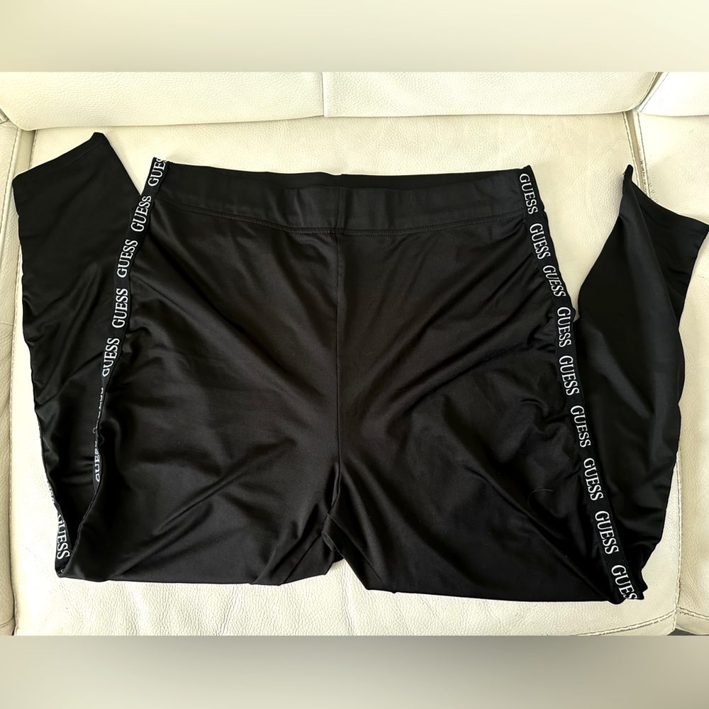 GUESS leggings! Super cute! Black with the logo down the side. 🖤🤍 size XL